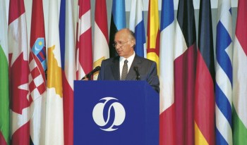 May 5, 2003: His Highness the Aga Khan delivering the Jacques de Laroisère Lecture at the annual meeting of the Board of Governors of the European Bank for Reconstruction and Development (EBRD) Tashkent, Uzbekistan. (Image credit: AKDN / Gary Otte)