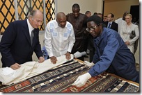 His Highness the Aga Khan and President Amadou Toumani Tour&eacute; of Mali reviewing tapestry work being undertaken as part of the development of the Bamako Park.