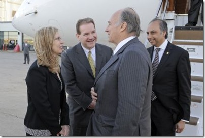 Upon arriving in Chicago, His Highness the Aga Khan is met by Ms Sheila Nix, Deputy Governor of Illinois and Mr Jack Lavin, Director of Illinois Department of Commerce and Economic Opportunity.