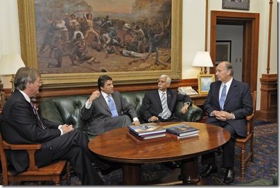 President Powers of University of Texas, Governor Rick Perry of Texas, President Rasul of the Aga Khan University and His Highness the Aga Khan in discussions at the Governor&rsquo;s office at the Texas State Capitol.