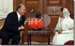 Imam (Spiritual Leader) of the Shia Imami Ismaili Muslims, the Aga Khan (L) talks with Indian President Pratibha Patil during a meeting at the Presidential Palace in New Delhi on May 13, 2008 