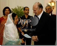 Imam (Spiritual Leader) of the Shia Imami Ismaili Muslims, the Aga Khan (R) talks with Indian President Pratibha Patil during a meeting at the Presidential Palace in New Delhi on May 13, 2008 