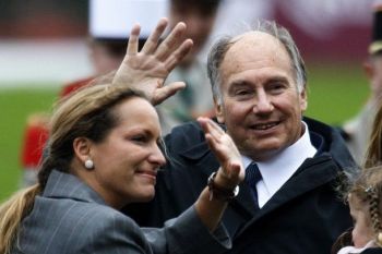 Paris, France. October 5, 2008: Princess Zahra Aga Khan (L) and His Highness Prince Karim Aga Khan IV owner of French horse Zarkava wave at the crowd after his horse won the 87th Arc de Triomphe horsing race ,the world's richest race on turf, at Longchamp Racecourse near Paris. Image credit: Aga Khan Studs