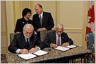 Click for high-resolution. President George of McMaster University and President Rasul of the Aga Khan University signing the Memorandum of Understanding in Toronto, as His Highness the Aga Khan and Minister Oda look on. Photo credit Gary Otte/AKDN