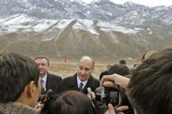 With the Tian Shan mountains visible behind him, Mawlana Hazar Imam addresses members of the press in Naryn. Photo Gary Otte