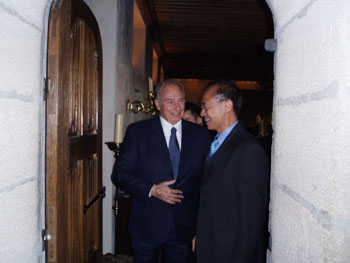 Minister for Foreign Affairs George Yeo was hosted to lunch by His Highness the Aga Khan at his residence on 18 January 2009. PHOTO MFA