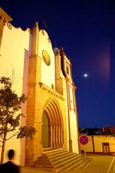 Prince Aga Khan and Vasco Pereira Coutinho help replace the roof of the Cathedral in Silves