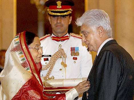 President Pratibha Patil presents the Padma Vibhushan award to Azim Premji <br> (Image: Hindustani Times)