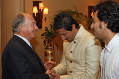 Kenya, 2011 - Mawlana Hazar Imam with music artists Salim and Sulaiman Merchant, who performed in his honour at the Kenya Jamati Institutional Dinner (Photo: The Ismaili/Ejaz Karmali)