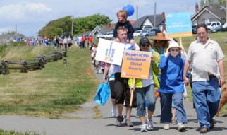 Oak Bay News - Shouldering the load during Partnership Walk