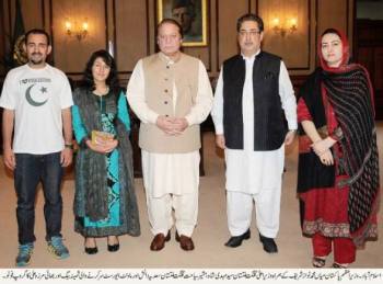 Nawaz Sharif gives Rs2.5m cash prize to Mount Everest climber