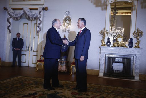 Aga Khan (L), spiritual leader of Ismaili Muslims, is welcomed by Portuguese President Anibal Cavaco Silva during a meeting at Belem presidential palace in Lisbon September 6, 2013. REUTERS/Rafael Marchante 