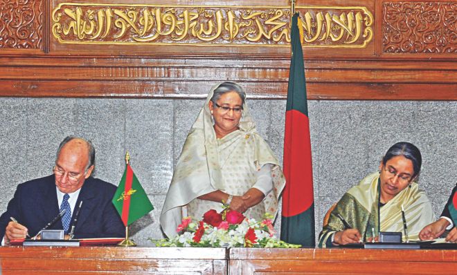 Bangladesh: Aga Khan IV inks deal with govt to operate its organs