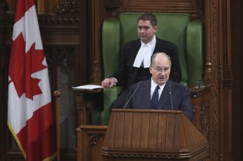 The Aga Khan, spiritual leader of Ismaili Muslims, addresses a joint session of Parliament as House of Commons Speaker Andrew Scheer listens in Ottawa February 27, 2014. REUTERS/Chris Wattie (CANADA)