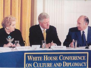 November 28, 2000, His Highness the Aga Khan in discussion with U. S. President Bill Clinton and U.S. Secretary of State Madeleine Albright at the first White House Conference on Culture and Diplomacy, Washington. (Image credit: White House)