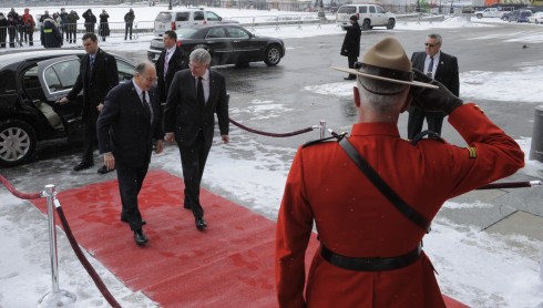 An officer of the Royal Canadian Mounted Police salutes Mawlana Hazar Imam and Prime Minister Stephen Harper at Parliament Hill. Photo: TheIsmaili / Gary Otte