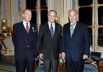 Prince Amyn Aga Khan, France’s Minister for Culture and Communication, Frédéric Mitterrand and His Highness the Aga Khan at the ceremony in Paris where the Aga Khan and his brother Prince Amyn were recognised for their contributions to culture. Photo: Farida Bréchemier / MCC