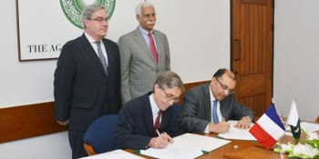 Mr Denis Cassat and Mr Al-Karim Haji signing the MoU