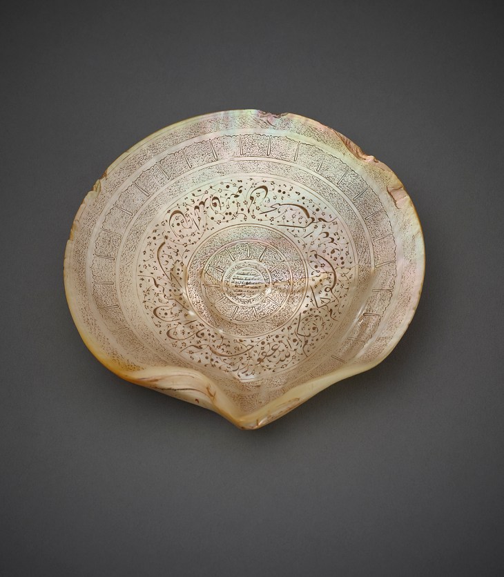 Shell With Inscriptions India (Historic Hindustan), 18th century Incised mother-­‐of-­‐pearl Diameter 14.5 cm AKM665