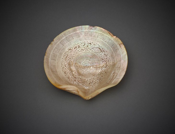Shell With Inscriptions India (Historic Hindustan), 18th century Incised mother-­‐of-­‐pearl Diameter 14.5 cm AKM665