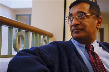 Prof. Asani leads exploratory seminar on teaching Islam through the arts