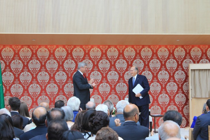 Canadian Prime Minister Stephen Harper applauding Mowlana Hazar Imam for his commitment to Canada and Canadian values. [Image © Ismailimail/AM]