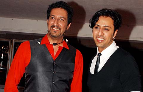 Indian Bollywood music director and playback Salim Merchant (R) and Sulaiman Merchant participate in the Cancer Patient Aid Association (CPAA) musical evening on World No Tobacco Day in Mumbai on May 26, 2013.  (Photo credit: STR/AFP/Getty Images)