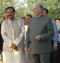 NEW DELHI, APR 7 (UNI):- Prince Shah Karim Al Hussaini Aga Khan along with Union Minister for Tourism Mahesh Sharma at the lay foundation stone of Humayun`s Tomb Site Museum in New Delhi on Tuesday. UNI PHOTO-78U