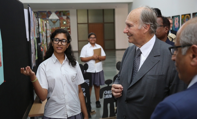 Aga Khan Academy student Khushboo presents her research project about starting a library in a local girls school to Mawlana Hazar Imam. The research project is a final component of the International Baccalaureate Middle Years Programme. (Image credit: AKDN / AHMED CHARANIA via TheIsmaili.com)