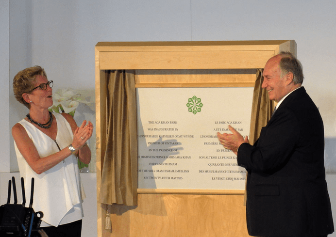 Premier Kathleen Wynne and the Aga Khan unveil the commemorative plaque for the Aga Khan Park (image via Torontoist)