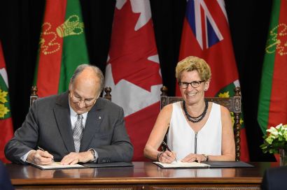 His Highness the Aga Khan and Premier Wynne of Ontario sign an agreement between the Province of Ontario and the Ismaili Imamat that sets a blueprint for cooperation. (Photo: AKDN/Zahur Ramji)