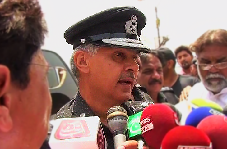 Sindh Inspector General Ghulam Haider Jamali speaking to media representatives after the deadly attack on a bus carrying Ismaili passengers. (Image via Dawn)