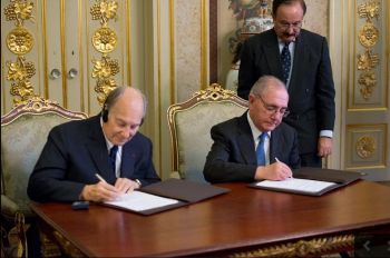 Mawlana Hazar Imam and Portugal’s Minister of State and Foreign Affairs Rui Machete sign a landmark agreement on June 3, 2015, establishing a formal Seat of the Ismaili Imamat in Portugal. TheIsmaili/Gary Otte
