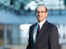 Sharaz Khan wins Outstanding Teacher Award | University of Calgary