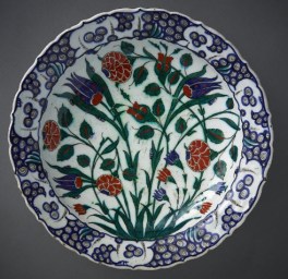 Ottoman Dish dated 1570-80, Iznik, Turkey. Aga Khan Museum