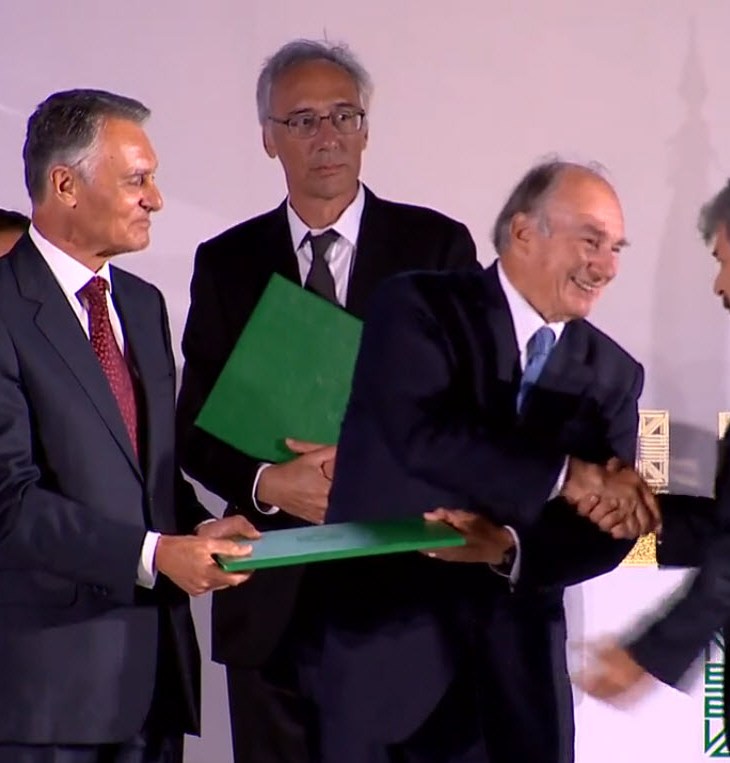 Yousef Nasser accepting his award for the revitilisation of the Berizat Historic Centre. (Photo: AKDN)