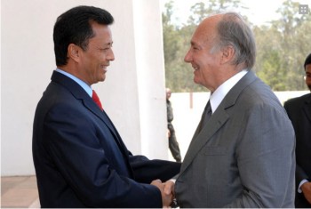 During his Golden Jubilee visit to Madagascar, His Highness the Aga Khan met with the President of the Republic Marc Ravalomanana to review current projects of the AKDN in the region. (Photo: AKDN/Zahur Ramji)