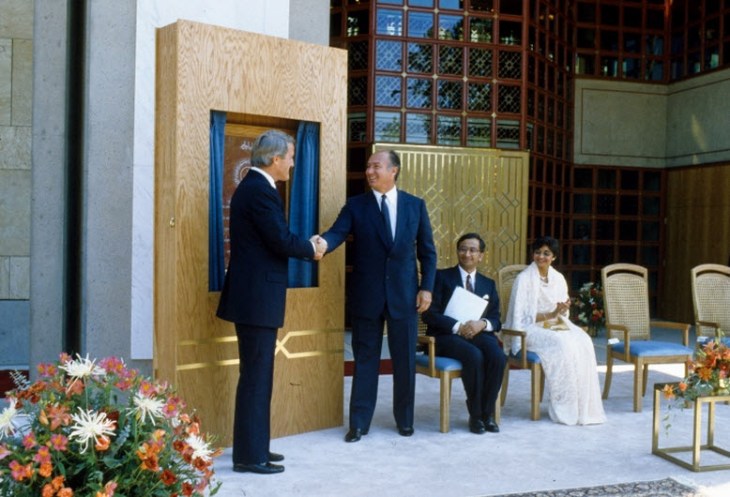 Mawlana Hazar Imam and Prime Minister Brian Mulroney shake hands following the unveiling of a plaque commemorating the opening of the Ismaili Centre, Burnaby. (Photo: The Ismaili/Gary Otte)