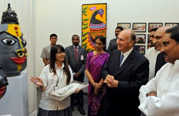 An artist at the Aga Khan Academy, Hyderabad presents her work to His Highness the Aga Khan, the Chief Minister of Andhra Pradesh, and the Minister for Human Resources Development. (Photo: AKDN / Gary Otte)
