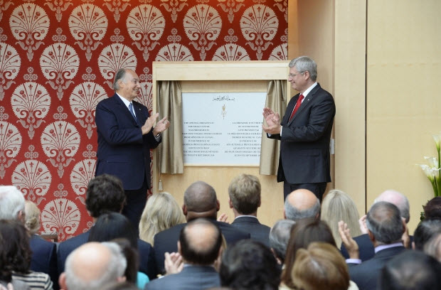 Mawlana Hazar Imam and Prime Minister Stephen Harper unveil a plaque commemorating the opening of the Ismaili Centre, Toronto (Photo: Moez Visram/The Ismaili)