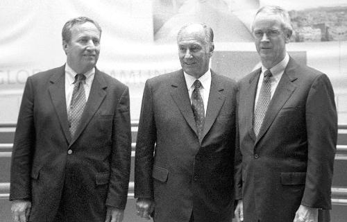 University President LAWRENCE H. SUMMERS joins HIS HIGHNESS THE AGA KHAN ’59 and MIT President CHARLES VEST at the MIT School of Architecture and Planning Friday to launch ArchNet, a site devoted to Islamic architecture. (Image credit: Seth Bechis, The Harvard Crimson)