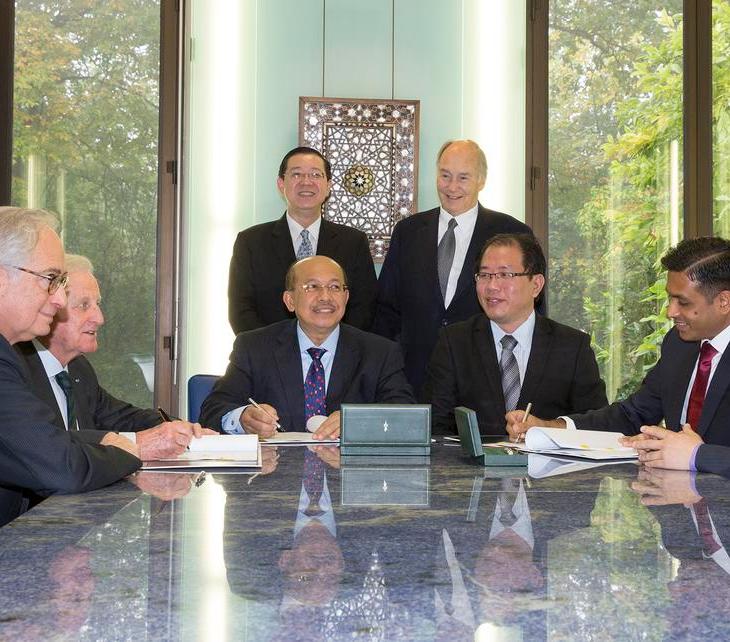 AKTC and the Malaysian delegation signing the Management Collaboration Agreement in the presence of Penang’s Government Chief Minister, H.E. the Right Honorable Lim Guan Eng, and His Highness the Aga Khan. (Photo: AKDN)