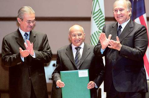 Abdul Karim Al Eryani with Malaysia’s Prime Minister Abdullah Ahmad Badawi (left) and Prince Karim Aga Khan after receiving the Aga Khan Award for Architecture for his restoration projectof the Amiriya Complex on September 4, 2007.