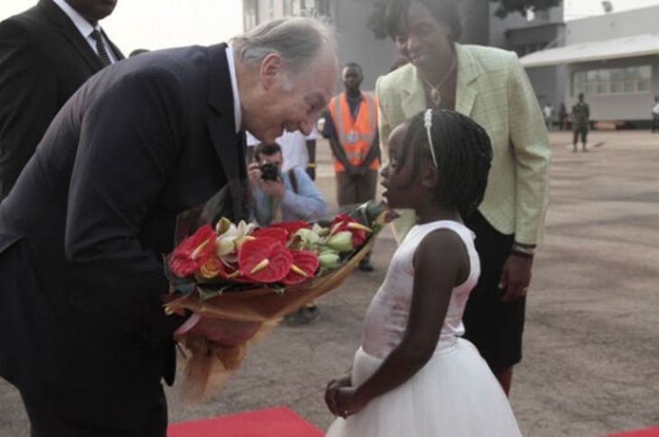 His Highness the Aga Khan receives a bouquet of flowers on arrival at Entebbe International Airport.