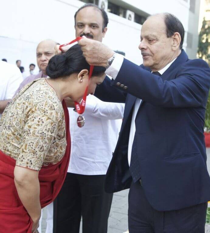 Dr. Farida Virani recipient of the prestigious MET Gaurav Award - 2015, for International  Excellence in Research and Publication