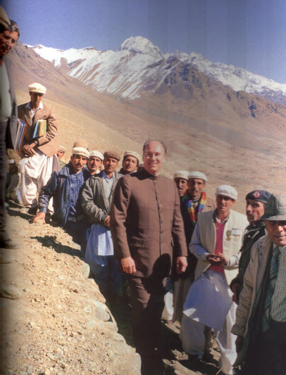 Mawlana Hazar Imam visits an AKRSP water channel project at Teru, Norther Areas, Pakistan, November 15, 1987. Photo: The Ismaili Canada, Golden Jubilee Issue
