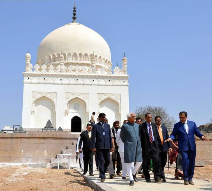Mr. Ratish Nanda, CEO, AKTC leads the Vice President of India Mr. Hamid Ansari along with Governor Sri E.S.L. Narasimhan and other senior government officials on a site tour of the Qutb Shahi Tombs (Image via Siasat Daily)