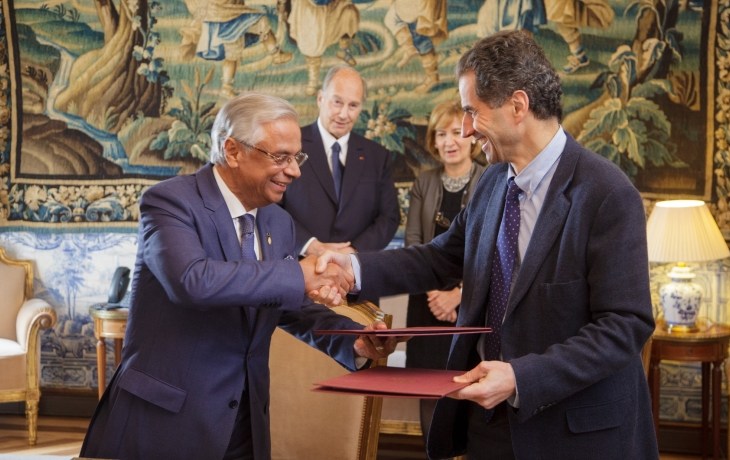 His Excellency Professor Manuel Heitor, Portugal’s Minister of Science, Technology and Higher Education, and Nazim Ahmad, Representative of the Ismaili Imamat to the Portuguese Republic shake hands after signing a Research Cooperation Agreement. His Highness the Aga Khan and Secretary of State for Foreign Affairs and Cooperation, Mrs. Teresa Ribeiro look on. (Image credit: AKDN / Luis Filipe Catarino)