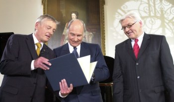 May 20, 2006: Dr. Friedemann Greiner, Director and Chairman of the Jury (left), presenting the Tolerance Award 2006 to His Highness the Aga Khan as Dr Frank-Walter Steinmeier, Germany's Minister of Foreign Affairs (right), looks on. Image credit: AKDN / Zahur Ramji)