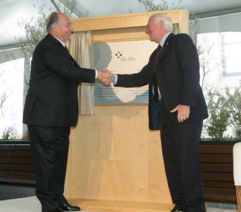 His Highness Prince Karim Aga Khan IV and His Excellency the Right Honourable David Johnston, Governor General of Canada unveil a plaque to commemorate the opening of the international headquarters of the Global Centre for Pluralism in Ottawa, Canada. Image credit: AKDN/Mo Govindji